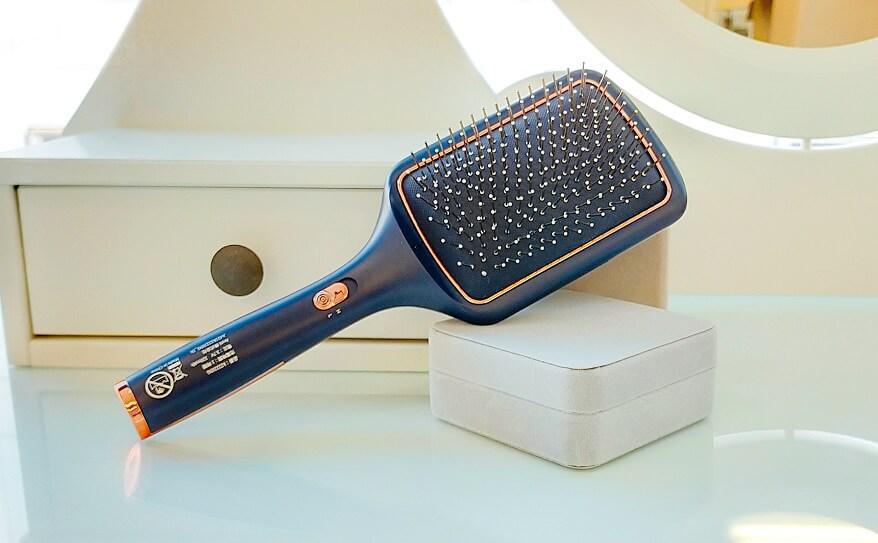 電動ヘアブラシの振動で頭皮ケア くせ毛の原因となる毛穴のゆがみにアプローチ