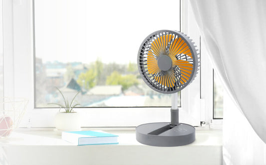 USB充電式の扇風機なら持ち運び自在でラクラク。換気しにくい場所や部屋干しのニオイ対策にも有効!