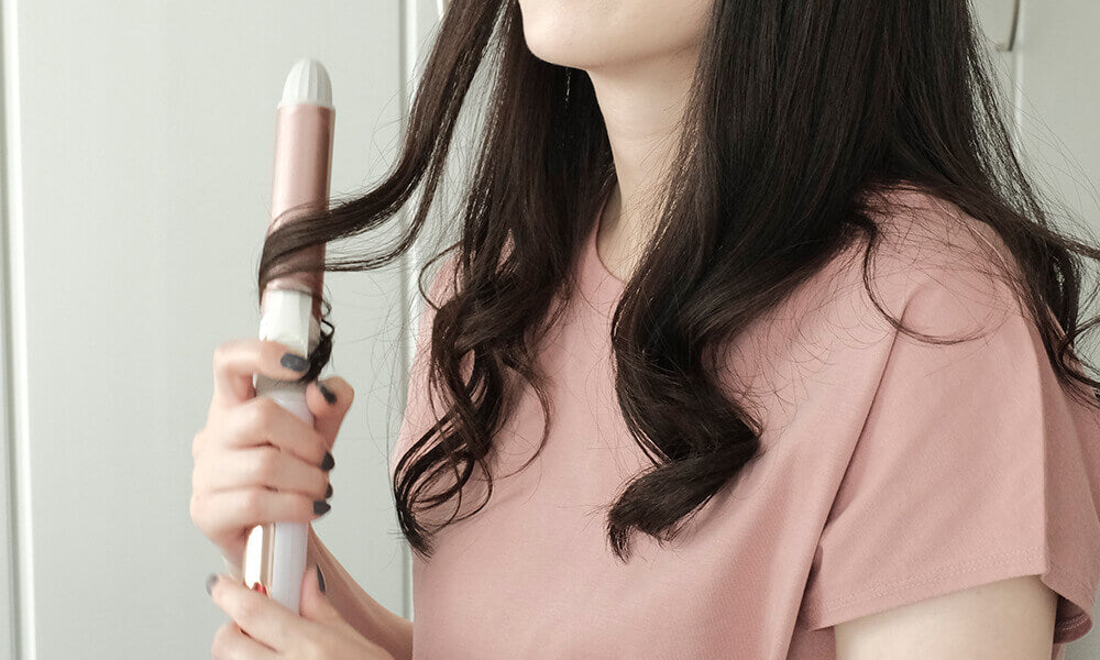 アレティのバレルとクリップが回転するカールヘアアイロン、アクシス カールなら初心者でも簡単にコテ巻きカールスタイルが作れます。