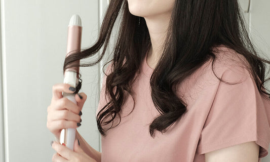 アレティのバレルとクリップが回転するカールヘアアイロン、アクシス カールなら初心者でも簡単にコテ巻きカールスタイルが作れます。