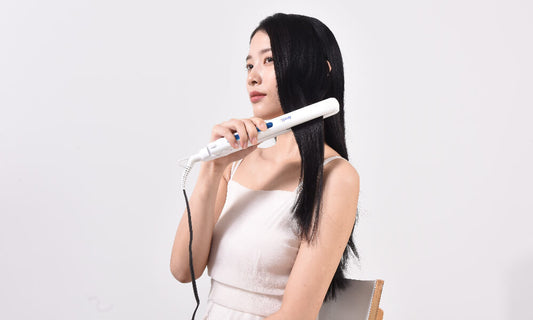 髪の引っ掛かりをなくす異素材プレートの『2wayヘアアイロン オールマイティ（i679PCPH-WH）』。すでに髪のダメージが気になっている方にもオススメ。
