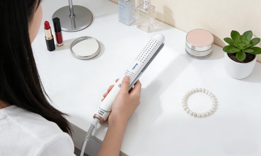 冷風機能でカールもストレートも思いのままに仕上がる2WAYヘアアイロン「冷マジック」。