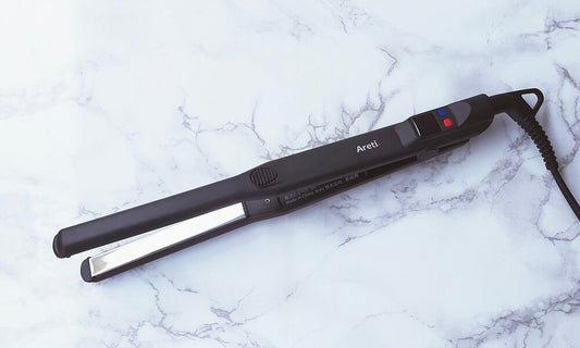 15mm幅のスリムなヘアアイロンは無造作な雰囲気に仕上げたり、髪の根元を立ち上げたいときも便利。1本あれば海外旅行でも役立ちます。