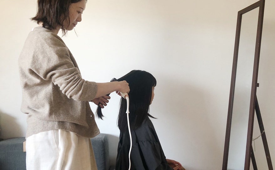 大人髪のうねり、成長期のくせ毛はブラシタイプのヘアアイロンで解消