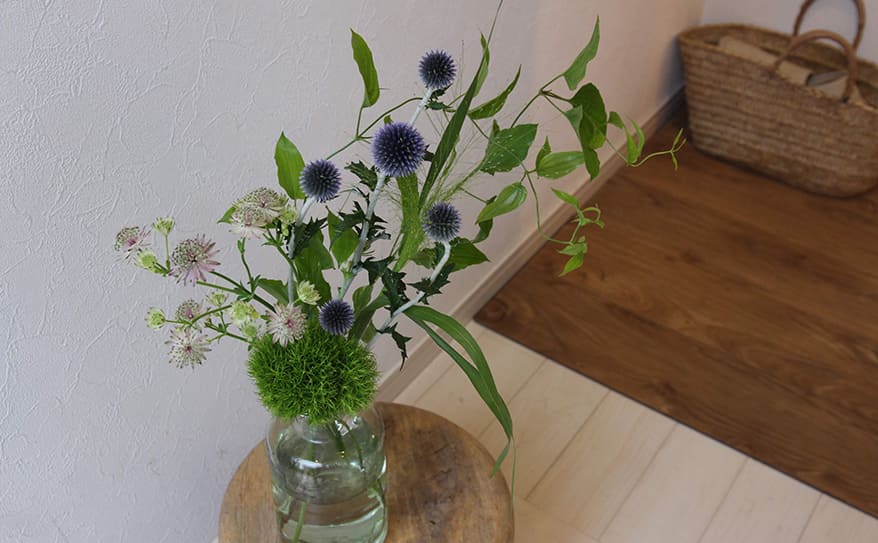涼を呼び込む夏の花あしらい