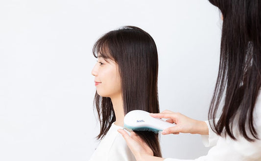 【艶髪習慣②】健やかな髪を保つための頭皮ケア、ヘアブラシの正しい使い方と効果