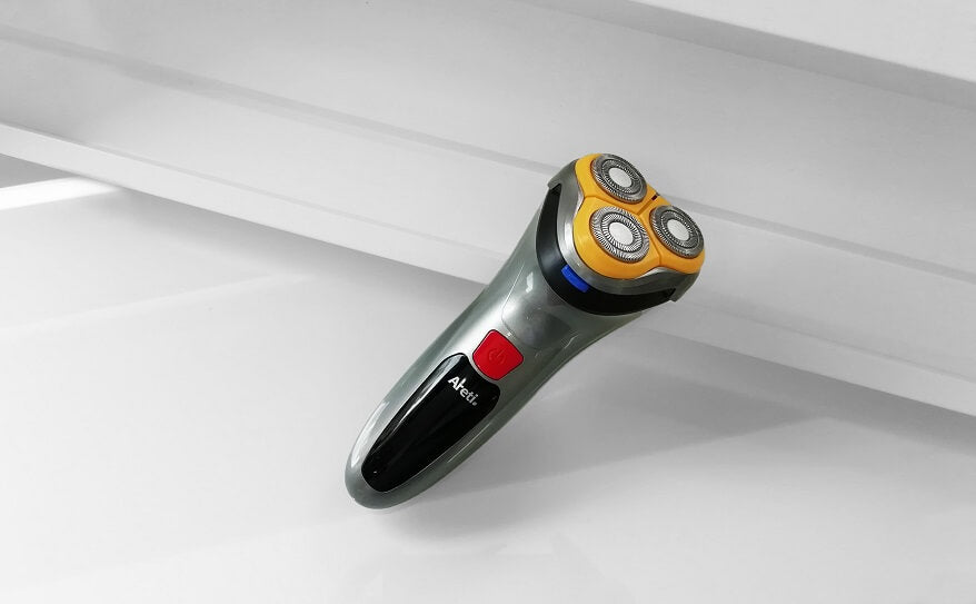 【電気シェーバーのお手入れ 2STEP】メンテナンス次第で切れ味キープ＆肌荒れ予防