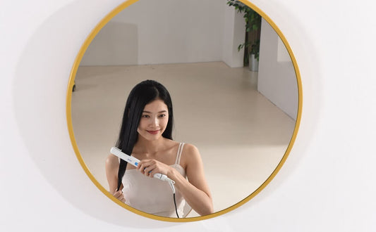 ユーザーからは「しっとり仕上がる」と人気のアレティ 純セラミックハイブリッド ストレートアイロン。海外でも使え、カールも簡単。